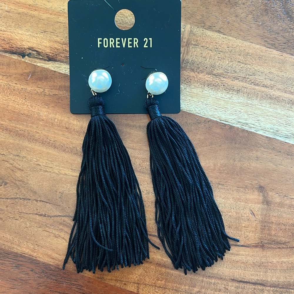 💚BUY 3 for $15💚 💚 Forever21 Pearl Earrings with Black long tassle